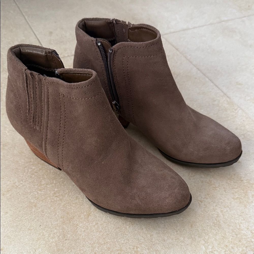 Blondo Taupe Suede Ankle Booties - LIKE NEW - Waterproof Booties - Size 6.5